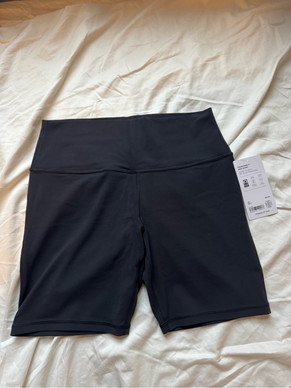 NWT Athleta Transcend High Rise 7” Shorts in Black, size Large
